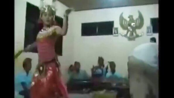 ცოცხალი სტარლეტები: ახალგაზრდა ძუკნა ბინძურად ცეკვავს